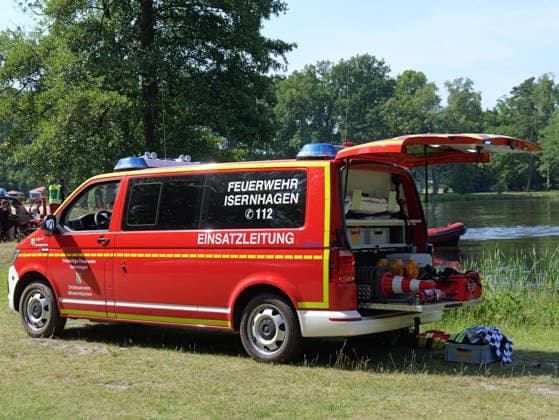 Badeunfall am Parksee Lohne MIt einem Großaufgebot an Booten und Tauchern suchte die Feuerwehr heute Nachmittag am Parksee Lohne nach einem untergegangenen Kind. *** Swimming Accident at Parksee Lohne: This afternoon, the fire department searched Parksee Lohne for a child who had gone under, deploying a large number of boats and divers. Copyright: xBerndxGüntherx
