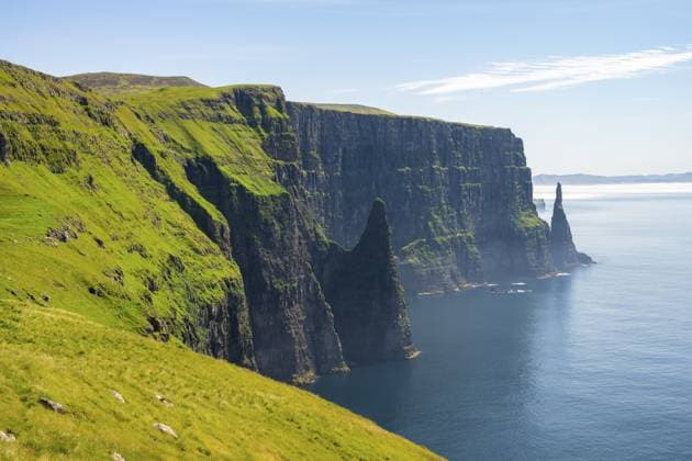 Blick auf die steilen Klippen von Liraberg, Skopun, Insel Sandoy, Färöer Inseln, Dänemark View of the steep cliffs of Liraberg, Skopun, Sandoy Island, Faroe Islands, Denmark Copyright: imageBROKER RobertxHaasmann ibxroh18104908.jpg