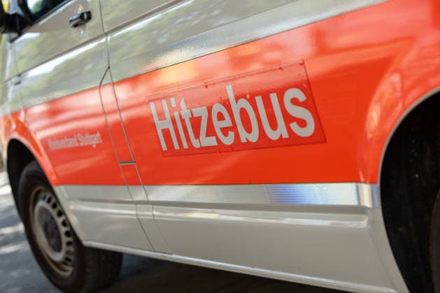 Hitze-Rekord in Stuttgart: DRK-Hitzebus im Dauereinsatz, Der Deutsche Wetterdienst (DWD) hat eine amtliche Hitzewarnung herausgegeben, während in Stuttgart die Thermometer auf Rekordwerte klettern. Um die Menschen auf den Straßen vor den extremen Temperaturen zu schützen, ist das DRK Stuttgart ab sofort mit dem Hitzebus im Dauereinsatz. Rund 58 ehrenamtliche Helferinnen und Helfer teilen sich die Schichten auf, um Betroffene unermüdlich mit kühlem Wasser, Sonnencreme und lebenswichtiger Hilfe zu versorgen. Stuttgart Baden Württemberg Deutschland *** Record Heat in Stuttgart: DRK Heat Bus in Continuous Operation. The German Weather Service (DWD) has issued an official heat warning as thermometers in Stuttgart climb to record highs. To