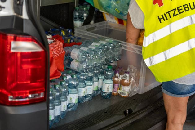 Hitze-Rekord in Stuttgart: DRK-Hitzebus im Dauereinsatz, Der Deutsche Wetterdienst (DWD) hat eine amtliche Hitzewarnung herausgegeben, während in Stuttgart die Thermometer auf Rekordwerte klettern. Um die Menschen auf den Straßen vor den extremen Temperaturen zu schützen, ist das DRK Stuttgart ab sofort mit dem Hitzebus im Dauereinsatz. Rund 58 ehrenamtliche Helferinnen und Helfer teilen sich die Schichten auf, um Betroffene unermüdlich mit kühlem Wasser, Sonnencreme und lebenswichtiger Hilfe zu versorgen. Stuttgart Baden Württemberg Deutschland *** Record Heat in Stuttgart: DRK Heat Bus in Continuous Operation. The German Weather Service (DWD) has issued an official heat warning as thermometers in Stuttgart climb to record highs. To