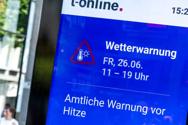 Hitze-Rekord in Stuttgart: DWD warnt vor Hitze, Der Deutsche Wetterdienst (DWD) hat eine amtliche Warnung vor extremer Hitze für Stuttgart herausgegeben. Im dicht bebauten Stadtgebiet droht aufgrund verringerter nächtlicher Abkühlung eine extreme Wärmebelastung mit historischen Höchstwerten von örtlich bis zu 40 Grad. Stuttgart Baden Württemberg Deutschland *** Record Heat in Stuttgart: DWD Issues Heat Warning, The German Weather Service (DWD) has issued an official warning of extreme heat for Stuttgart. In the densely built-up urban area, reduced nighttime cooling poses a risk of extreme heat stress, with local temperatures reaching historic highs of up to 40 degrees. Stuttgart, Baden-Württemberg, Germany