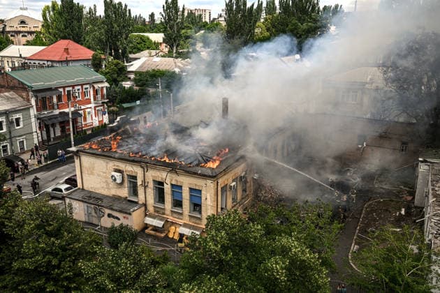Rescuers from the State Emergency Service pour water to extinguish a fire in a one-storey building, Zaporizhzhia, Ukraine, June 26, 2026. In the afternoon, Russian forces launched two ballistic missiles at the city centre. The attack partially destroyed a one-storey office building, damaged warehouses, shattered windows and damaged the facades and roofs of nearby residential buildings, and set four cars on fire. At least 15 people were injured, including a nine-year-old child. (Photo by Dmytro Smolienko Ukrinform) Russian occupiers attack Zaporizhzhia with ballistic missiles  Copyright: xDmytroxSmolienkox