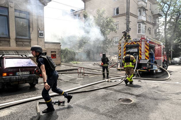 Rescuers from the State Emergency Service deal with the consequences of a Russian attack, Zaporizhzhia, Ukraine, June 26, 2026. In the afternoon, Russian forces launched two ballistic missiles at the city centre. The attack partially destroyed a one-storey office building, damaged warehouses, shattered windows and damaged the facades and roofs of nearby residential buildings, and set four cars on fire. At least 15 people were injured, including a nine-year-old child. (Photo by Dmytro Smolienko Ukrinform) Russian occupiers attack Zaporizhzhia with ballistic missiles  Copyright: xDmytroxSmolienkox