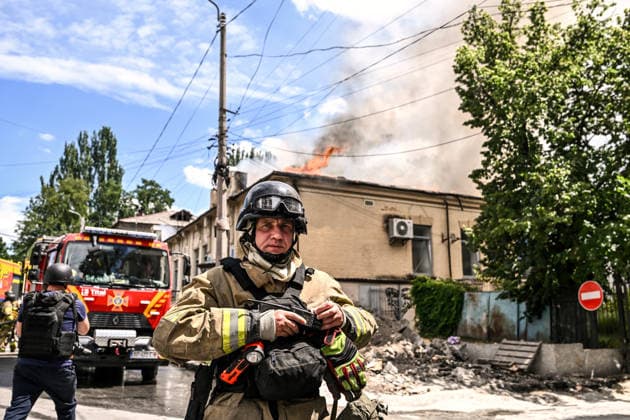 Rescuers from the State Emergency Service deal with the consequences of a Russian attack, Zaporizhzhia, Ukraine, June 26, 2026. In the afternoon, Russian forces launched two ballistic missiles at the city centre. The attack partially destroyed a one-storey office building, damaged warehouses, shattered windows and damaged the facades and roofs of nearby residential buildings, and set four cars on fire. At least 15 people were injured, including a nine-year-old child. (Photo by Dmytro Smolienko Ukrinform) Russian occupiers attack Zaporizhzhia with ballistic missiles  Copyright: xDmytroxSmolienkox