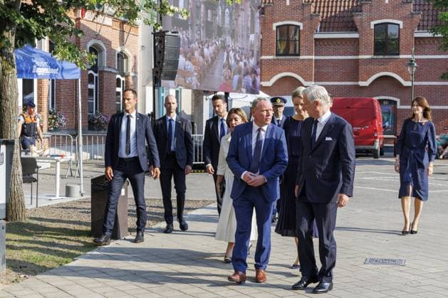 East-Flanders province governor Carina Van Cauter, Buggenhout mayor Geert Hermans, Queen Mathilde of Belgium and King Philippe - Filip of Belgium pictured during a commemorative ceremony in honour of the victims of last May accident between a train and a minivan, at the railway crossing Vierhuizen, in Buggenhout, Tuesday 26 May 2026. On May 26th, four people died in the traffic accident: two pupils, the driver and a supervisor.  NICOLASxMAETERLINCK 179432300