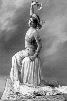 RECORD DATE NOT STATED Mata Hari, convicted of being a spy for Germany during World War I (Margaretha Geertruida Margreet MacLeod) Mata Hari (1876 - 15 October 1917), a Dutch exotic dancer and courtesan, convicted of being a spy for Germany during World War I. Executed by firing squad in France. Editorial use only. All other uses to be cleared with the copyright owner (World History Archive), in advance., WHA_116_0040.jpg, Mata Hari; Margaretha Geertruida MacLeod; Margreet MacLeod; Dutch exotic dancer; courtesan; spy; Germany; World War I; executed; firing squad; France; espionage; female spy; Mata Hari execution; Mata Hari biography; Mata Hari history; Mata Hari photos; Mata Hari images; Mata Hari death; Mata Hari trial; Mata Hari espion Copyright: xx