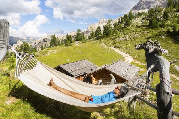Wanderin ruht sich in einer Hängematte auf einer Berghütte auf dem Tre Cime Weg in den Dolomiten aus und genießt die alpine Landschaft, ein Wellness Abenteuer und eine Wanderpause Female hiker resting in hammock at mountain hut on Tre Cime trail in Dolomites enjoying alpine scenery wellness adventure and hiking break Copyright: imageBROKER EvaldasxMikoliunas ibxemi18154083.jpg ,model released, Symbolfoto ,property released