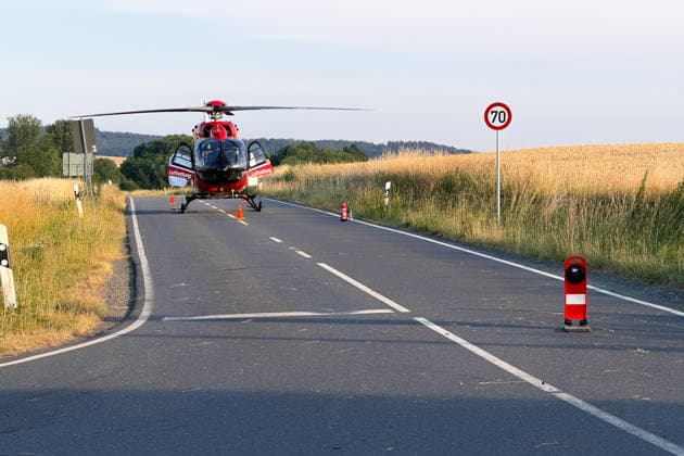 Kollision zweier Campervans Fahrer bewusstlos Rettungshubschrauber im Einsatz Am 26.06.2026 ereignete sich gegen 19:15 Uhr auf der B426 im Kreuzungsbereich der Gemarkung Lengfeld, Abzweig nach Nieder-Klingen bei Otzberg, ein schwerer Verkehrsunfall. Zwei Campervans kollidierten; beide Fahrzeuge waren jeweils nur durch ihren Fahrzeugführer besetzt. Der Fahrer eines Mercedes-Benz Vito wurde verletzt und in ein umliegendes Krankenhaus gebracht; der Fahrer eines Volkswagen T5 wurde schwer verletzt und bewusstlos aufgefunden und mit dem Rettungshubschrauber in eine Klinik geflogen. Zur Klärung der Unfallursache wurde ein Gutachter beauftragt. Der Kreuzungsbereich war für mehrere Stunden gesperrt. Otzberg B426 Kreuzung Unnötig Hesse
