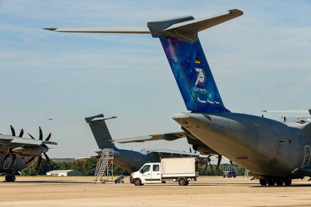 Bundeswehr fliegt mit drei A400M 76 THW-Helfer, 10 Ärzte mit 4 A400M, 29 Tonnen Hilfsgüter ins Erdbebengebiet in Venezuela Auf Vorfeld des Fliegerhorstes Wunstorf stehen A400M. Wunstorf Fliegerhorst Wunstorf, LTG 62 Niedersachsen, Region Hannover Germany *** The Bundeswehr is flying 76 THW rescue workers on three A400Ms, 10 doctors on four A400Ms, 29 metric tons of relief supplies to the earthquake-stricken area in Venezuela. A400Ms are parked on the tarmac at Wunstorf Air Base. Wunstorf Air Base, LTG 62 Lower Saxony, Hanover Region, Germany