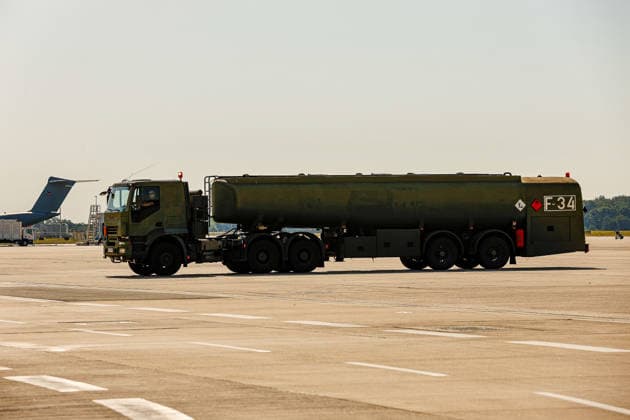 Bundeswehr fliegt mit drei A400M 76 THW-Helfer, 10 Ärzte mit 4 A400M, 29 Tonnen Hilfsgüter ins Erdbebengebiet in Venezuela Ein Tankwagen hat eine Transportmaschinen mit Kerosin Flugkraftstoff betankt. Wunstorf Fliegerhorst Wunstorf, LTG 62 Niedersachsen, Region Hannover Germany *** The Bundeswehr is flying 76 THW aid workers and 10 doctors to the earthquake-stricken area in Venezuela using four A400M aircraft, 29 metric tons of relief supplies to the earthquake-stricken area in Venezuela. A fuel truck refueled a transport aircraft with kerosene jet fuel at Wunstorf Air Base, LTG 62 Lower Saxony, Hanover region, Germany