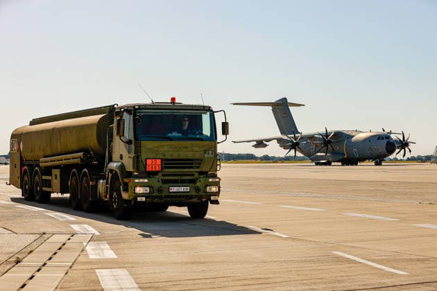 Bundeswehr fliegt mit drei A400M 76 THW-Helfer, 10 Ärzte mit 4 A400M, 29 Tonnen Hilfsgüter ins Erdbebengebiet in Venezuela Ein Tankwagen hat eine Transportmaschinen mit Kerosin Flugkraftstoff betankt. Wunstorf Fliegerhorst Wunstorf, LTG 62 Niedersachsen, Region Hannover Germany *** The Bundeswehr is flying 76 THW aid workers and 10 doctors to the earthquake-stricken area in Venezuela using four A400M aircraft, 29 metric tons of relief supplies to the earthquake-stricken area in Venezuela. A fuel truck refueled a transport aircraft with kerosene jet fuel at Wunstorf Air Base, LTG 62 Lower Saxony, Hanover region, Germany