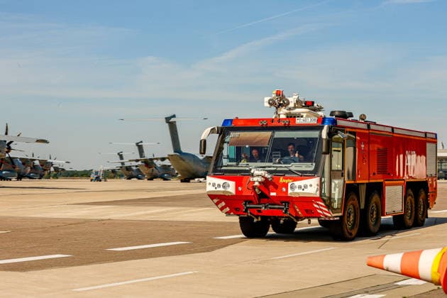 Bundeswehr fliegt mit drei A400M 76 THW-Helfer, 10 Ärzte mit 4 A400M, 29 Tonnen Hilfsgüter ins Erdbebengebiet in Venezuela Ein Flughafen-Löschfahrzeug der Bundeswehr-Feuerwehr fährt zum Feuerwache. Wunstorf Fliegerhorst Wunstorf, LTG 62 Niedersachsen, Region Hannover Germany *** The Bundeswehr is flying 76 THW rescue workers on three A400Ms, 10 doctors on four A400Ms, 29 metric tons of relief supplies to the earthquake-stricken area in Venezuela. An airport fire truck from the Bundeswehr Fire Department is heading to the Wunstorf Fire Station at Wunstorf Air Base, LTG 62 Lower Saxony, Hanover region, Germany