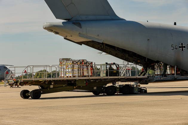 Bundeswehr fliegt mit drei A400M 76 THW-Helfer, 10 Ärzte mit 4 A400M, 29 Tonnen Hilfsgüter ins Erdbebengebiet in Venezuela Hilfsgüter sind auf Paletten verzurrt worden und werden zu einem A400M transportiert. Dort wird das Material in den Laderaum gerollt. Wunstorf Fliegerhorst Wunstorf, LTG 62 Niedersachsen, Region Hannover Germany *** The Bundeswehr is flying 76 THW aid workers and 10 doctors to the earthquake-stricken area in Venezuela using four A400M aircraft, 29 metric tons of relief supplies to the earthquake-stricken area in Venezuela. The relief supplies have been secured on pallets and are being transported to an A400M. There, the supplies are rolled into the cargo hold. Wunstorf Air Base, LTG 62 Lower Saxony, Hanover Region, G