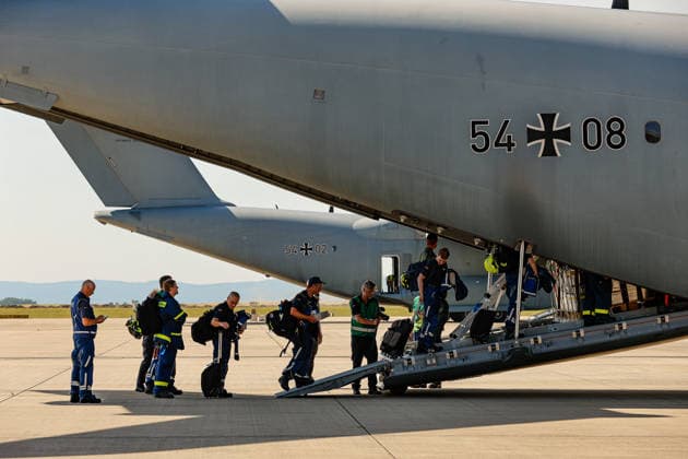 Bundeswehr fliegt mit drei A400M 76 THW-Helfer, 10 Ärzte mit 4 A400M, 29 Tonnen Hilfsgüter ins Erdbebengebiet in Venezuela Die THW-Helfer sind an einem A400M eingetroffen. Sie wurden von der THW-Präsidentin Sabine Lackner veranschiedet. Die Flugzeit nach Venezuela, samt einem Tankstopp, dauert etwa 13 Stunden. Wunstorf Fliegerhorst Wunstorf, LTG 62 Niedersachsen, Region Hannover Germany *** The Bundeswehr is flying 76 THW volunteers and 10 doctors to the earthquake-stricken area in Venezuela on four A400M aircraft, 29 metric tons of relief supplies to the earthquake-stricken area in Venezuela. The THW volunteers arrived on an A400M. They were seen off by THW President Sabine Lackner. The flight time to Venezuela, including a refueling st