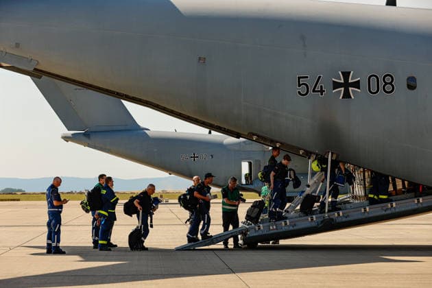 Bundeswehr fliegt mit drei A400M 76 THW-Helfer, 10 Ärzte mit 4 A400M, 29 Tonnen Hilfsgüter ins Erdbebengebiet in Venezuela Die THW-Helfer sind an einem A400M eingetroffen. Sie wurden von der THW-Präsidentin Sabine Lackner veranschiedet. Die Flugzeit nach Venezuela, samt einem Tankstopp, dauert etwa 13 Stunden. Wunstorf Fliegerhorst Wunstorf, LTG 62 Niedersachsen, Region Hannover Germany *** The Bundeswehr is flying 76 THW volunteers and 10 doctors to the earthquake-stricken area in Venezuela on four A400M aircraft, 29 metric tons of relief supplies to the earthquake-stricken area in Venezuela. The THW volunteers arrived on an A400M. They were seen off by THW President Sabine Lackner. The flight time to Venezuela, including a refueling st