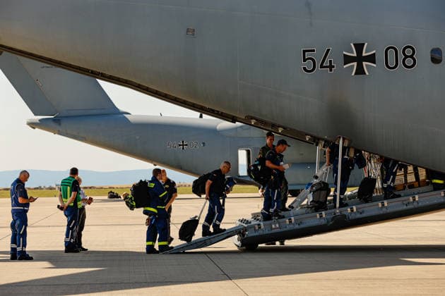 Bundeswehr fliegt mit drei A400M 76 THW-Helfer, 10 Ärzte mit 4 A400M, 29 Tonnen Hilfsgüter ins Erdbebengebiet in Venezuela Die THW-Helfer sind an einem A400M eingetroffen. Sie wurden von der THW-Präsidentin Sabine Lackner veranschiedet. Die Flugzeit nach Venezuela, samt einem Tankstopp, dauert etwa 13 Stunden. Wunstorf Fliegerhorst Wunstorf, LTG 62 Niedersachsen, Region Hannover Germany *** The Bundeswehr is flying 76 THW volunteers and 10 doctors to the earthquake-stricken area in Venezuela on four A400M aircraft, 29 metric tons of relief supplies to the earthquake-stricken area in Venezuela. The THW volunteers arrived on an A400M. They were seen off by THW President Sabine Lackner. The flight time to Venezuela, including a refueling st