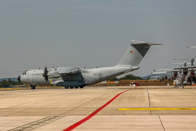 Bundeswehr fliegt mit drei A400M 76 THW-Helfer, 10 Ärzte mit 4 A400M, 29 Tonnen Hilfsgüter ins Erdbebengebiet in Venezuela Der A400M mit der Flugnummer GAF 112 rollt mit 5 Besatzungsmitgliedern, 26 THW-Helefern und 9,5 Tonnen Hilfsgütern zum Start. Wunstorf Fliegerhorst Wunstorf, LTG 62 Niedersachsen, Region Hannover Germany *** The Bundeswehr is flying 76 THW rescue workers and 10 doctors to the earthquake-stricken area in Venezuela on four A400M aircraft, 29 metric tons of relief supplies to the earthquake-stricken area in Venezuela. The A400M with flight number GAF 112 taxis to the runway at Wunstorf Air Base with 5 crew members, 26 THW aid workers, and 9.5 metric tons of relief supplies. Wunstorf Air Base, LTG 62 Lower Saxony, Hanove
