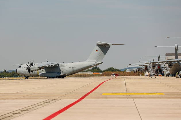 Bundeswehr fliegt mit drei A400M 76 THW-Helfer, 10 Ärzte mit 4 A400M, 29 Tonnen Hilfsgüter ins Erdbebengebiet in Venezuela Der A400M mit der Flugnummer GAF 112 rollt mit 5 Besatzungsmitgliedern, 26 THW-Helefern und 9,5 Tonnen Hilfsgütern zum Start. Wunstorf Fliegerhorst Wunstorf, LTG 62 Niedersachsen, Region Hannover Germany *** The Bundeswehr is flying 76 THW rescue workers and 10 doctors to the earthquake-stricken area in Venezuela on four A400M aircraft, 29 metric tons of relief supplies to the earthquake-stricken area in Venezuela. The A400M with flight number GAF 112 taxis to the runway at Wunstorf Air Base with 5 crew members, 26 THW aid workers, and 9.5 metric tons of relief supplies. Wunstorf Air Base, LTG 62 Lower Saxony, Hanove