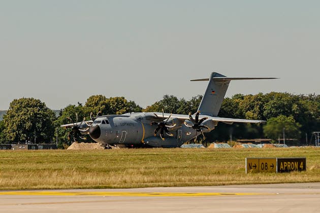 Bundeswehr fliegt mit drei A400M 76 THW-Helfer, 10 Ärzte mit 4 A400M, 29 Tonnen Hilfsgüter ins Erdbebengebiet in Venezuela Der A400M mit der Flugnummer GAF 112 startet mit 5 Besatzungsmitgliedern, 26 THW-Helefern und 9,5 Tonnen Hilfsgütern zum etwa 13-stündigen Flug ins Erdbebengebiet nach Venezuela. Wunstorf Fliegerhorst Wunstorf, LTG 62 Niedersachsen, Region Hannover Germany *** The Bundeswehr is flying 76 THW rescue workers, 10 doctors, and 29 metric tons of relief supplies to the earthquake-stricken area in Venezuela on four A400M aircraft. The A400M with flight number GAF 112 is taking off with a crew of five, 26 THW rescue workers, and 9.5 metric tons of relief supplies for the approximately 13-hour flight to the earthquake-strick