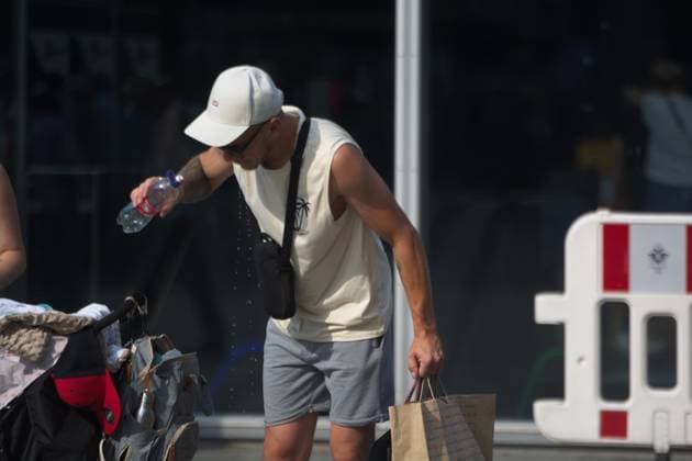 Heatwave In Cologne A man drinks water as a heatwave peaks with temperatures reaching up to 38 degrees Celsius in Cologne, Germany, on June 26, 2026. cologne Germany  Copyright: xYingxTangx originalFilename: tang-heatinco260626_np61x.jpg