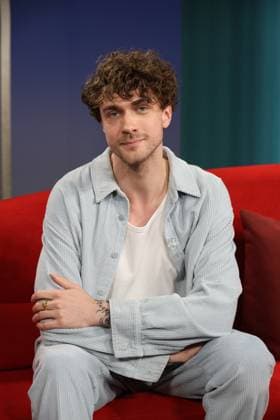 Timon Krause, Mentalist, Autor, Gedankenleser und Hypnotiseur, zu Gast in der Fernsehsendung DAS! Rote Sofa, eine Live-Talksendung des Norddeutschen Rundfunks, Fototermin am 26.6.2026 im Fernsehstudio des NDR in Hamburg Lokstedt *** Timon Krause, mentalist, author, mind reader, and hypnotist, appeared as a guest on the television show *DAS Rote Sofa*, a live talk show produced by Norddeutscher Rundfunk (NDR); photo op on June 26, 2026, at the NDR television studio in Hamburg-Lokstedt
