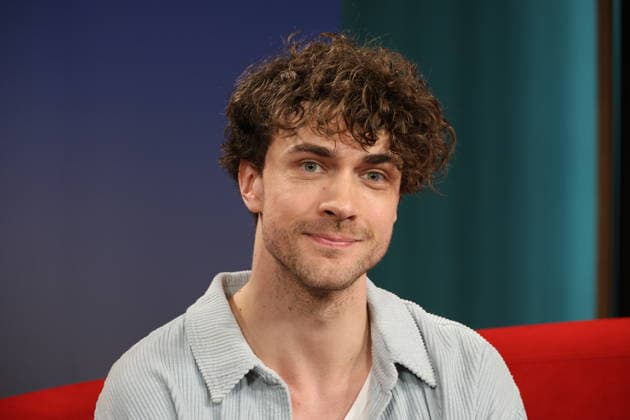 Timon Krause, Mentalist, Autor, Gedankenleser und Hypnotiseur, zu Gast in der Fernsehsendung DAS! Rote Sofa, eine Live-Talksendung des Norddeutschen Rundfunks, Fototermin am 26.6.2026 im Fernsehstudio des NDR in Hamburg Lokstedt *** Timon Krause, mentalist, author, mind reader, and hypnotist, appeared as a guest on the television show *DAS Rote Sofa*, a live talk show produced by Norddeutscher Rundfunk (NDR); photo op on June 26, 2026, at the NDR television studio in Hamburg-Lokstedt