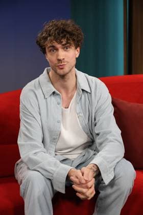 Timon Krause, Mentalist, Autor, Gedankenleser und Hypnotiseur, zu Gast in der Fernsehsendung DAS! Rote Sofa, eine Live-Talksendung des Norddeutschen Rundfunks, Fototermin am 26.6.2026 im Fernsehstudio des NDR in Hamburg Lokstedt *** Timon Krause, mentalist, author, mind reader, and hypnotist, appeared as a guest on the television show *DAS Rote Sofa*, a live talk show produced by Norddeutscher Rundfunk (NDR); photo op on June 26, 2026, at the NDR television studio in Hamburg-Lokstedt