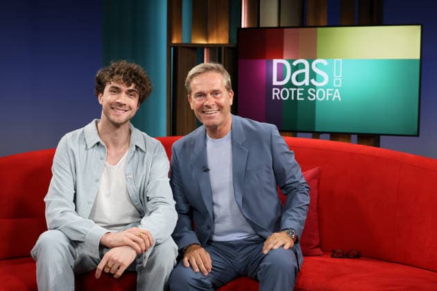 Timon Krause, Mentalist, Autor, Gedankenleser und Hypnotiseur, zu Gast in der Fernsehsendung DAS! Rote Sofa, eine Live-Talksendung des Norddeutschen Rundfunks, rechts Moderator Hinnerk Baumgarten, Fototermin am 26.6.2026 im Fernsehstudio des NDR in Hamburg Lokstedt *** Timon Krause, mentalist, author, mind reader, and hypnotist, appearing on the TV show *DAS Rote Sofa*, a live talk show on Norddeutscher Rundfunk; on the right is host Hinnerk Baumgarten, Photo op on June 26, 2026, at the NDR television studio in Hamburg-Lokstedt
