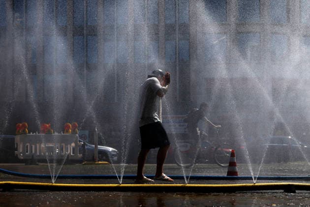 Passanten erfrischen sich an Wasserfontänen, die von der Stadt Köln im Rahmen der Hitzeaktion Cooling Cologne auf dem Rudolfplatz ausgelegt wurden. Laut einer Messstation des Deutschen Wetterdienst DWD fiel am heutigen Freitag der deutsche Hitze-Rekord, es war mit 41,3 Grad im Saarland so heiß wie noch nie in Deutschland seit Beginn der Wetteraufzeichnungen. (Themenbild, Symbolbild) Köln, 26.06.2026 NRW Deutschland *** Passersby cool off at water fountains set up by the City of Cologne on Rudolfplatz as part of the Cooling Cologne heat relief initiative. According to a measuring station operated by the German Weather Service (DWD), the German heat record was broken today, Friday, with a temperature of 41.3 degrees in Saarland—the ho Copyright: xChristophxHardtx