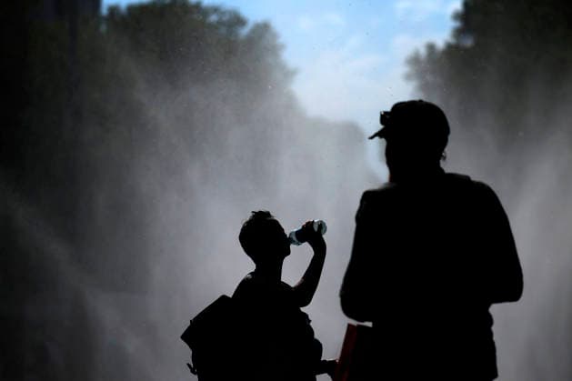 Passanten erfrischen sich an Wasserfontänen, die von der Stadt Köln im Rahmen der Hitzeaktion Cooling Cologne auf dem Rudolfplatz ausgelegt wurden. Laut einer Messstation des Deutschen Wetterdienst DWD fiel am heutigen Freitag der deutsche Hitze-Rekord, es war mit 41,3 Grad im Saarland so heiß wie noch nie in Deutschland seit Beginn der Wetteraufzeichnungen. (Themenbild, Symbolbild) Köln, 26.06.2026 NRW Deutschland *** Passersby cool off at water fountains set up by the City of Cologne on Rudolfplatz as part of the Cooling Cologne heat relief initiative. According to a measuring station operated by the German Weather Service (DWD), the German heat record was broken today, Friday, with a temperature of 41.3 degrees in Saarland—the ho Copyright: xChristophxHardtx