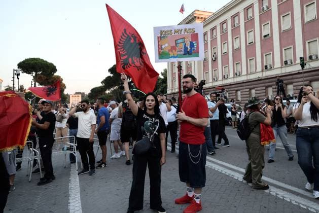 Anti-Kushner Protest Continues-Day 27 TIRANA, ALBANIA JUNE 26, 2026: Protesters gathered in central Tirana during the twenty-seventh consecutive day of demonstrations against a proposed luxury tourism development project linked to Jared Kushner. As the movement entered its fourth week, participants continued daily marches and rallies outside the Prime Minister™s Office, combining political demands with environmental concerns over the proposed development. Tirana Albania Copyright: x xVlasovxSulajx xJNAxPressx