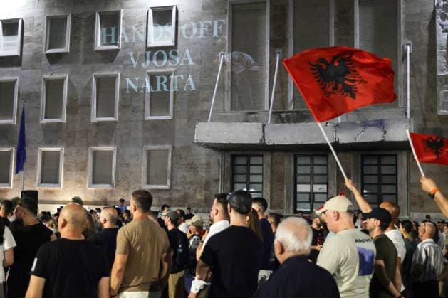 Anti-Kushner Protest Continues-Day 27 TIRANA, ALBANIA JUNE 26, 2026: Protesters gathered in central Tirana during the twenty-seventh consecutive day of demonstrations against a proposed luxury tourism development project linked to Jared Kushner. As the movement entered its fourth week, participants continued daily marches and rallies outside the Prime Minister™s Office, combining political demands with environmental concerns over the proposed development. Tirana Albania Copyright: x xVlasovxSulajx xJNAxPressx
