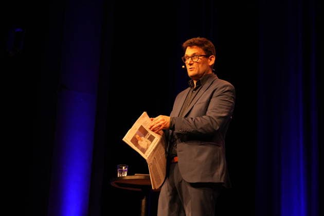 Veranstaltung in den Wühlmäusen, Berln GER, Berlin, 20260627, Christian Ehring, Versöhnung, Deutscher Fernsehmoderator, mit einer Zeitung, Tagesspiegel *** Event at the Wühlmäuse, Berlin, Germany, June 27, 2026, Christian Ehring, Reconciliation, German TV host, holding a newspaper, *Tagesspiegel*