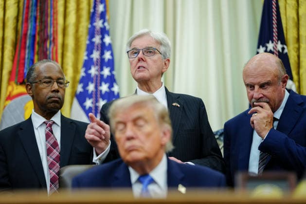 June 26, 2026, Washington, District Of Columbia, USA: Ben Carson, national advisor for nutrition, health, and housing at the United States Department of Agriculture (USDA), from left, US President Donald J Trump, Dan Patrick, lieutenant governor of Texas, and Dr. Phil McGraw in the Oval Office of the White House in Washington, DC, US, on Friday, June 26, 2026. Trump is speaking on the report released by the White House Religious Liberty Commission, which was established by executive order last year Washington USA  - ZUMAs152 20260626_faa_s152_014 Copyright: xAaronxSchwartzx-xPoolxviaxCNPx