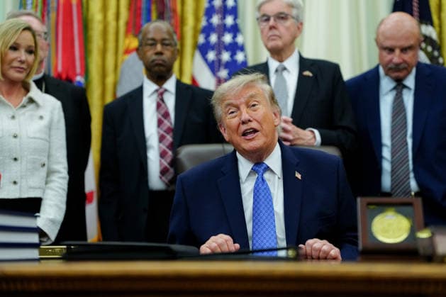 June 26, 2026, Washington, District Of Columbia, USA: Paula White-Cain, senior advisor to the White House Faith Office, from left, Ben Carson, national advisor for nutrition, health, and housing at the Department of Agriculture (USDA), US President Donald Trump, Dan Patrick, lieutenant governor of Texas, and Dr. Phil McGraw in the Oval Office of the White House in Washington, DC, US, on Friday, June 26, 2026. Trump is speaking on the report released by the White House Religious Liberty Commission, which was established by executive order last year. Photographer: Aaron Schwartz CNP Bloomberg Washington USA  - ZUMAs152 20260626_faa_s152_039 Copyright: xAaronxSchwartzx-xPoolxviaxCNPx