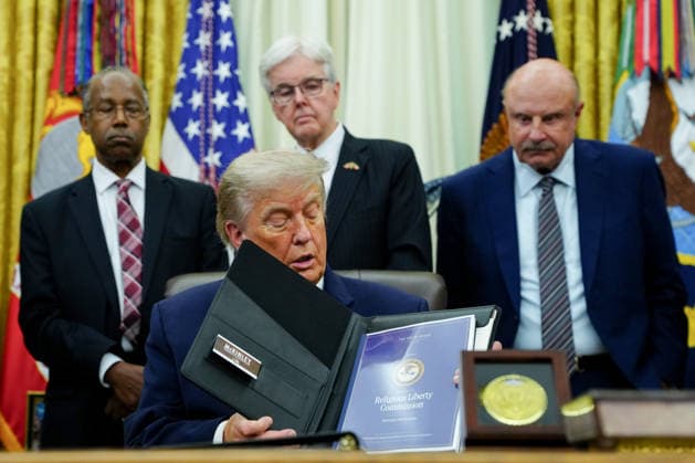 June 26, 2026, Washington, District Of Columbia, USA: Ben Carson, national advisor for nutrition, health, and housing at the United States Department of Agriculture (USDA), from left, US President Donald Trump, Dan Patrick, lieutenant governor of Texas, and Dr. Phil McGraw in the Oval Office of the White House in Washington, DC, USA, on Friday, June 26, 2026. President Trump is speaking on the report released by the White House Religious Liberty Commission, which was established by executive order last year Washington USA  - ZUMAs152 20260626_faa_s152_041 Copyright: xAaronxSchwartzx-xPoolxviaxCNPx