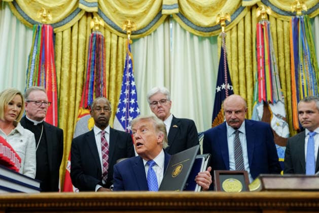 June 26, 2026, Washington, District Of Columbia, USA: Paula White-Cain, senior advisor to the White House Faith Office, Ben Carson, national advisor for nutrition, health, and housing at the United States Department of Agriculture (USDA), US President Donald Trump, Dan Patrick, lieutenant governor of Texas, and Dr. Phil McGraw in the Oval Office of the White House in Washington, DC, US, on Friday, June 26, 2026. President Trump is speaking on the report released by the White House Religious Liberty Commission, which was established by executive order last year Washington USA - ZUMAs152 20260626_faa_s152_032 Copyright: xAaronxSchwartzx-xPoolxviaxCNPx