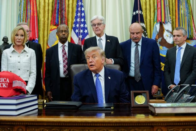 June 26, 2026, Washington, District Of Columbia, USA: Paula White-Cain, senior advisor to the White House Faith Office, from left, Ben Carson, national advisor for nutrition, health, and housing at the Department of Agriculture (USDA), US President Donald Trump, Dan Patrick, lieutenant governor of Texas, and Dr. Phil McGraw in the Oval Office of the White House in Washington, DC, US, on Friday, June 26, 2026. Trump is speaking on the report released by the White House Religious Liberty Commission, which was established by executive order last year. Photographer: Aaron Schartz CNP Bloomberg Washington USA  - ZUMAs152 20260626_faa_s152_071 Copyright: xAaronxSchwartzx-xPoolxviaxCNPx