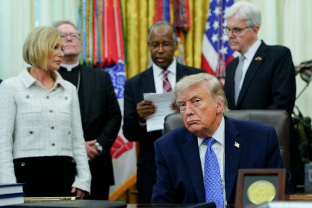 June 26, 2026, Washington, District Of Columbia, USA: Paula White-Cain, senior advisor to the White House Faith Office, Ben Carson, national advisor for nutrition, health, and housing at the United States Department of Agriculture (USDA), US President Donald J Trump, and Dan Patrick, lieutenant governor of Texas, in the Oval Office of the White House in Washington, DC, US, on Friday, June 26, 2026. Trump is speaking on the report released by the White House Religious Liberty Commission, which was established by executive order last year Washington USA  - ZUMAs152 20260626_faa_s152_078 Copyright: xAaronxSchwartzx-xPoolxviaxCNPx