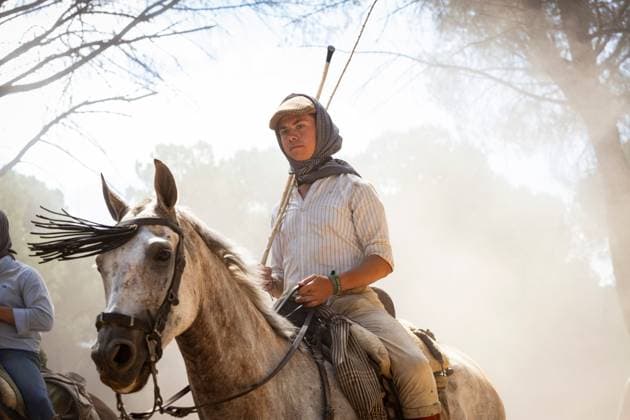The traditional Saca de las Yeguas (Gathering of the Mares) in Almonte EL ROCÃO, SPAIN - JUNE 27: Today the traditional Saca de las Yeguas took place, where 1,600 mares and foals were driven in different tropas (groups) until their arrival in Almonte. This tradition has more than five centuries of roots, being one of the most significant events on the calendar in the province of Huelva. During the route, the yegüerizos can be seen driving the mares amid clouds of dust through the marshes and the Donana Natural Park until reaching the town of Almonte. El Rocio Spain Copyright: x xSamuelxVegax xJNAxPressx