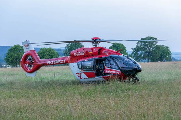 260627BaumBiergarten News ID: EN 2026-06-27 Dicker und mehrerer Meter langer Ast stürzte in besetzten Biergarten Über 12 Verletzte und Großeinsatz der Rettungskräfte Steinberg Vogtland. Für die Gäste in einer Gaststätte auf der Steinbergstraße im Steinberger Ortsteil Wildenau sollte es ein entspannter Abend im Biergarten werden. Dieser endete allerdings in deinem Unglück. Aus noch ungeklärter Ursache brach gegen 20:40 Uhr ein dicker, mehrerer Meter langer Ast von einem Baum ab und stürzte auf mehrere, mit Personen besetzte Tischgruppen. Mehrere Personen wurden durch den tonnenschweren Ast getroffen und laut Polizei unter dem Ast eingeklemmt. Umgehend rückte ein Großaufgebot an Rettungskräften zu der Gaststätte aus. Vor Ort