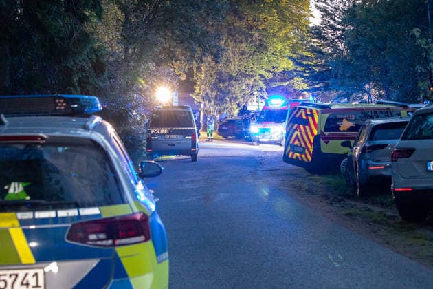 260627BaumBiergarten News ID: EN 2026-06-27 Dicker und mehrerer Meter langer Ast stürzte in besetzten Biergarten Über 12 Verletzte und Großeinsatz der Rettungskräfte Steinberg Vogtland. Für die Gäste in einer Gaststätte auf der Steinbergstraße im Steinberger Ortsteil Wildenau sollte es ein entspannter Abend im Biergarten werden. Dieser endete allerdings in deinem Unglück. Aus noch ungeklärter Ursache brach gegen 20:40 Uhr ein dicker, mehrerer Meter langer Ast von einem Baum ab und stürzte auf mehrere, mit Personen besetzte Tischgruppen. Mehrere Personen wurden durch den tonnenschweren Ast getroffen und laut Polizei unter dem Ast eingeklemmt. Umgehend rückte ein Großaufgebot an Rettungskräften zu der Gaststätte aus. Vor Ort