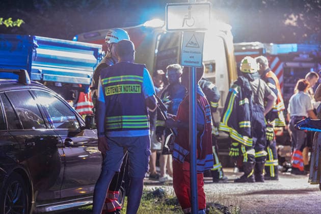 260627BaumBiergarten News ID: EN 2026-06-27 Dicker und mehrerer Meter langer Ast stürzte in besetzten Biergarten Über 12 Verletzte und Großeinsatz der Rettungskräfte Steinberg Vogtland. Für die Gäste in einer Gaststätte auf der Steinbergstraße im Steinberger Ortsteil Wildenau sollte es ein entspannter Abend im Biergarten werden. Dieser endete allerdings in deinem Unglück. Aus noch ungeklärter Ursache brach gegen 20:40 Uhr ein dicker, mehrerer Meter langer Ast von einem Baum ab und stürzte auf mehrere, mit Personen besetzte Tischgruppen. Mehrere Personen wurden durch den tonnenschweren Ast getroffen und laut Polizei unter dem Ast eingeklemmt. Umgehend rückte ein Großaufgebot an Rettungskräften zu der Gaststätte aus. Vor Ort