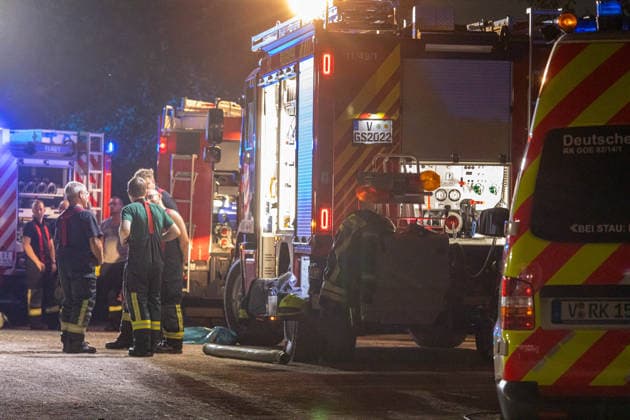 260627BaumBiergarten News ID: EN 2026-06-27 Dicker und mehrerer Meter langer Ast stürzte in besetzten Biergarten Über 12 Verletzte und Großeinsatz der Rettungskräfte Steinberg Vogtland. Für die Gäste in einer Gaststätte auf der Steinbergstraße im Steinberger Ortsteil Wildenau sollte es ein entspannter Abend im Biergarten werden. Dieser endete allerdings in deinem Unglück. Aus noch ungeklärter Ursache brach gegen 20:40 Uhr ein dicker, mehrerer Meter langer Ast von einem Baum ab und stürzte auf mehrere, mit Personen besetzte Tischgruppen. Mehrere Personen wurden durch den tonnenschweren Ast getroffen und laut Polizei unter dem Ast eingeklemmt. Umgehend rückte ein Großaufgebot an Rettungskräften zu der Gaststätte aus. Vor Ort