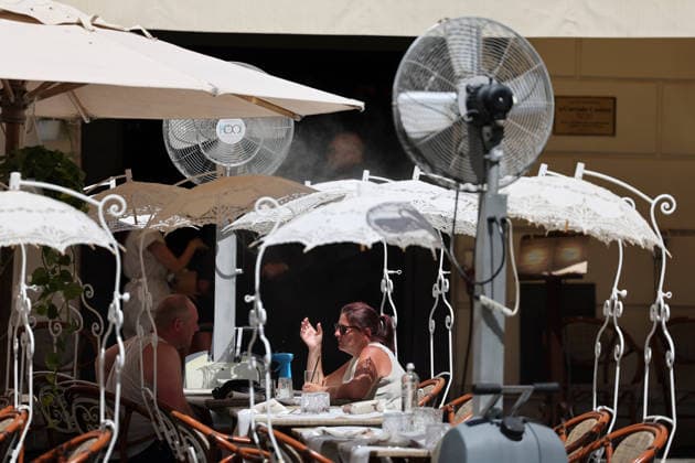 (260627) -- ROME, June 27, 2026 -- People cool off next to outdoor misting fans amid a heatwave in Rome, Italy, June 26, 2026. ) ITALY-ROME-HEATWAVE LixJing 