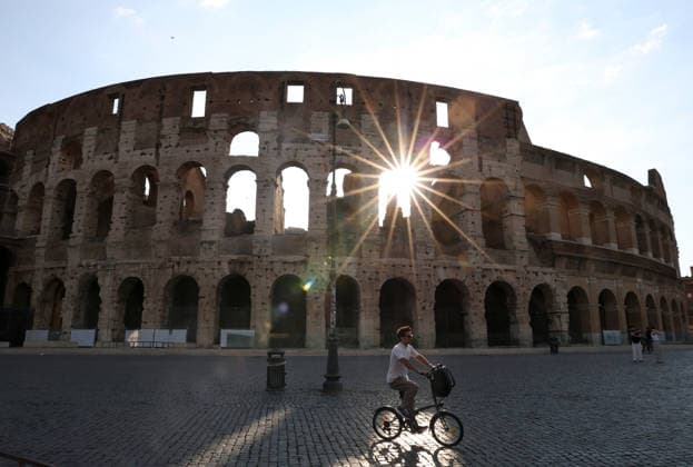 (260627) -- ROME, June 27, 2026 -- A man rides past the Colosseum in the morning in Rome, Italy, June 26, 2026. Many Rome residents and tourists opt for outdoor activities after sunset to avoid the scorching sun amid an ongoing heatwave in the Italian capital. ) ITALY-ROME-HEATWAVE LixJing 
