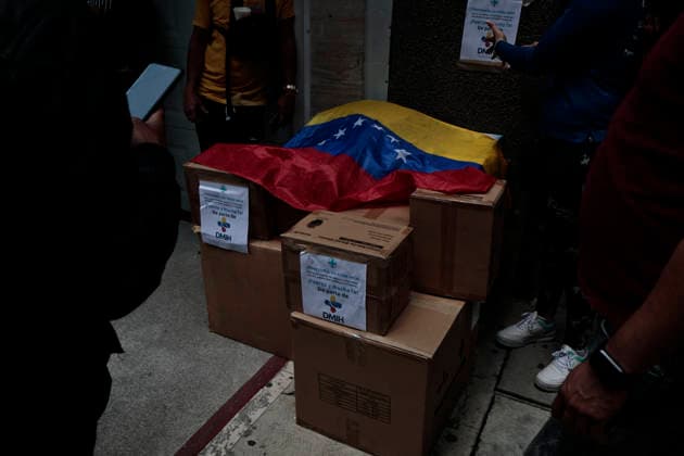 June 26, 2026, Mexico City, Cdmx, Mexico: In response to earthquakes that have caused material losses and casualties in Venezuela, the country s embassy in Mexico City opened its doors as a collection center. It is accepting humanitarian aid brought by Mexicans, foreign nationals, and Venezuelans living in Mexico to provide support during this time. On the first day of accepting itemsâ€including medicines, non-perishable food, water, and hygiene productsâ€dozens of Venezuelans working as app-based delivery drivers arrived at the embassy. Carrying flags and singing their national anthem, they brought supplies needed by their relatives and fellow citizens. Many stated that while their people endure this crisis caused by natural di - ZUMAp204 20260626_zip_p204_053 Copyright: xJosuexPerezx