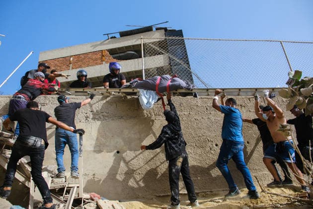 Search continues as Venezuela earthquake death toll climbs to 920 LA GUAIRA, VENEZUELA - JUNE 26: Family members and volunteers search through the rubble after two 17-story buildings at the Belo Horizonte residential complex collapsed in Catia La Mar, La Guaira, Venezuela, on June 26, 2026. The death toll from the earthquakes in Venezuela has risen to 920, while rescue efforts continue with limited equipment as some bodies have been recovered and many others are believed to remain buried beneath the debris. Diko Betancourt Anadolu La Guaira Venezuela. Editorial use only. Please get in touch for any other usage.  Copyright: x2026xAnadoluxDikoxBetancourtx