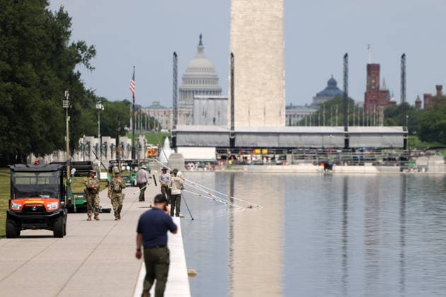 June 26, 2026, Washington, District Of Columbia, USA: Members of the U.S. Army patrol and workers clean the algae from the United States Capitol Reflecting Pool, with fencing around the pool, following renovations made by President Donald Trump in the previous month. Washington USA  - ZUMAg247 20260626_znp_g247_006 Copyright: xGagexSkidmorex