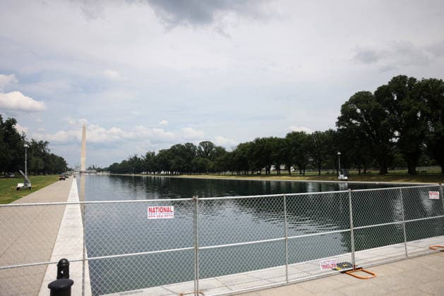 June 26, 2026, Washington, District Of Columbia, USA: Members of the U.S. Army patrol and workers clean the algae from the United States Capitol Reflecting Pool, with fencing around the pool, following renovations made by President Donald Trump in the previous month. Washington USA - ZUMAg247 20260626_znp_g247_003 Copyright: xGagexSkidmorex